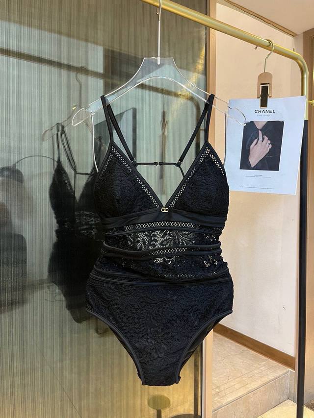 Valentino's latest beach series one-piece swimsuit can be said to be the ceiling