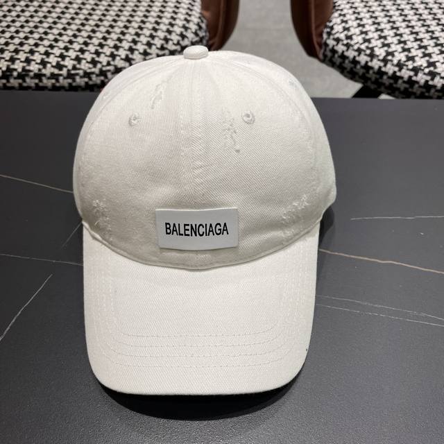 Balenciaga baseball cap is of great quality, casual and fashionable, suitable f