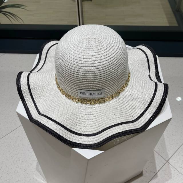 Dior new chain Cd letter straw sun hat basin hat beach style, simple and generou