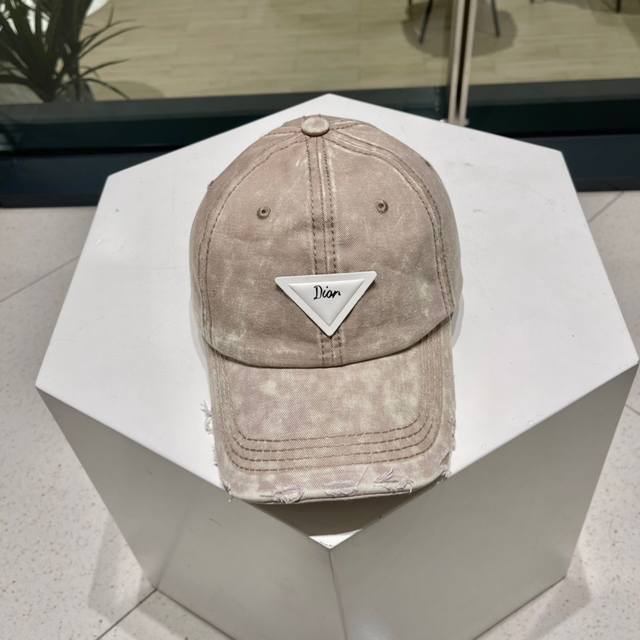 Dior's new baseball cap has a very delicate design, with a heart embroidered wit
