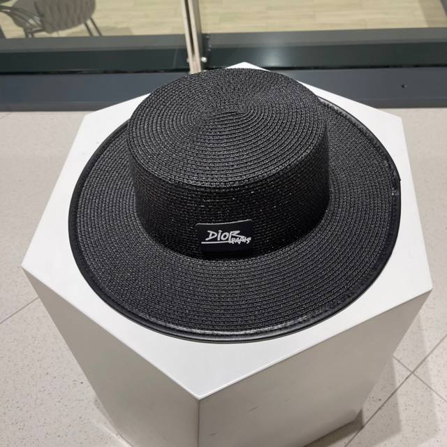 Dior's new straw flat-top sun hat with a beach style, simple and elegant, a vers