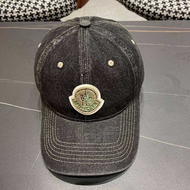The new Moncler baseball cap for spring and summer, with the color scheme worn