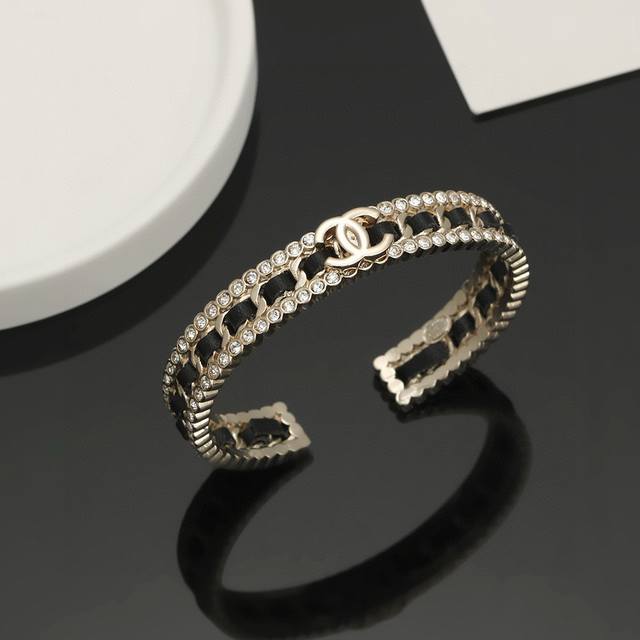 Ch Nel new black leather bracelet The black leather and diamond design is matche
