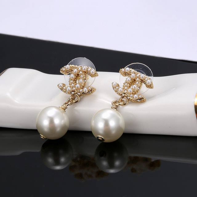 Chanel pearl earrings are fashionable and versatile, super beautiful. 1:1 exquis
