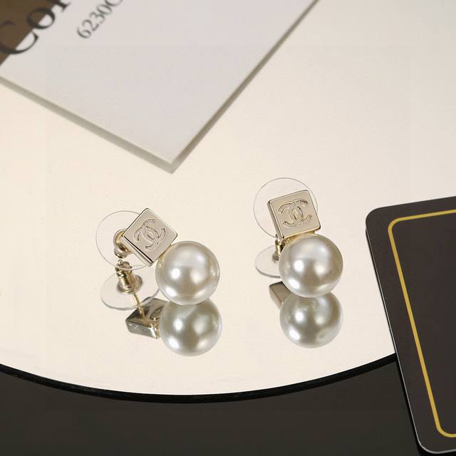 The more fashionable a woman is, the more she knows how to use accessories to hi
