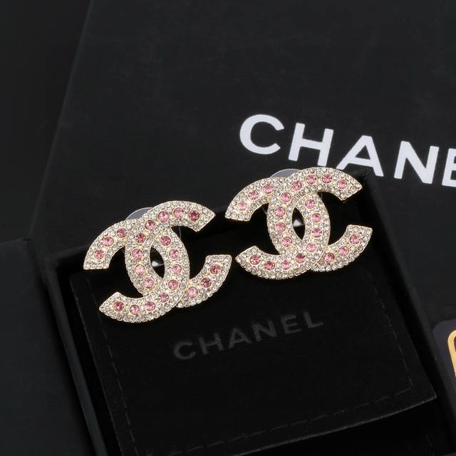 Chanel Chanel classic double C earrings are very good-looking and versatile. The