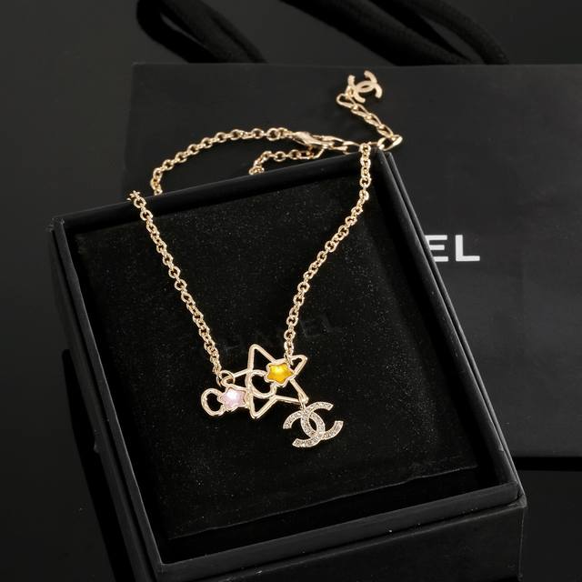 Chanel Chanel star necklace, high-end quality, the same material as the counter,