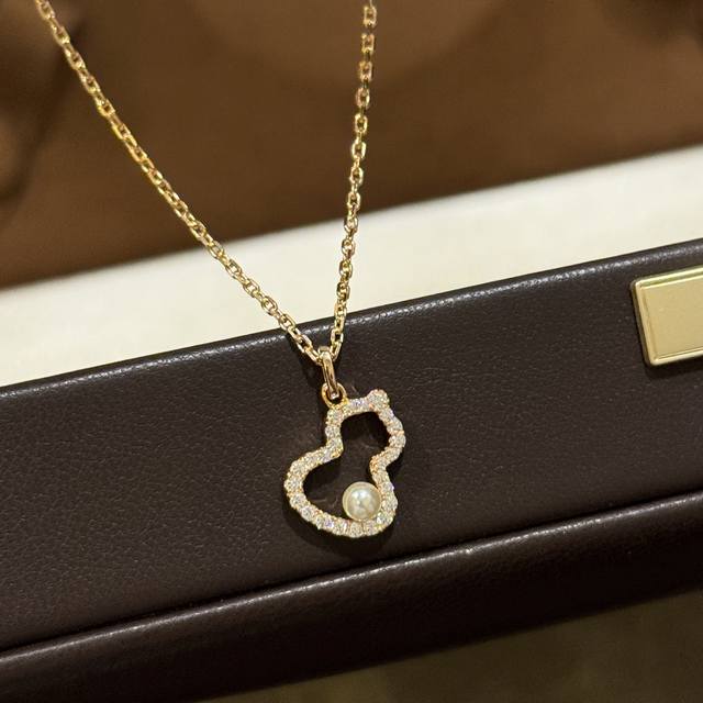 A5902 Small fresh high-end jewelry gourd pearl hollow necklace goddess style gou