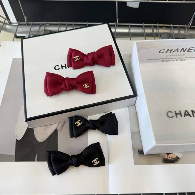 comes with a box, a pair Chanel's latest popular hairpins and bangs clips, supe