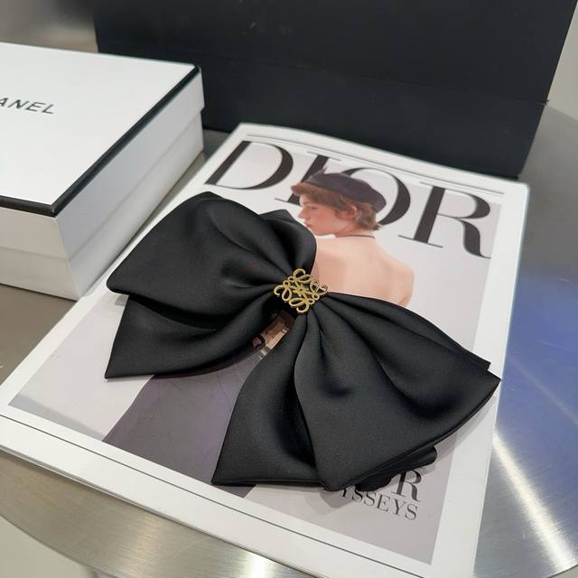 with packaging boxLoewe letter spring clip, fashionable and trendy, simple and