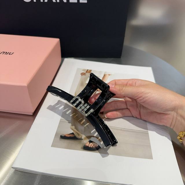 with packaging boxMiumiu's new letter clip, simple and elegant, practical and v