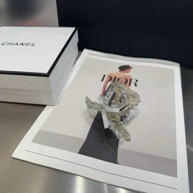 with packaging boxChanel Chanel's latest small fragrance clip, a beautiful one!