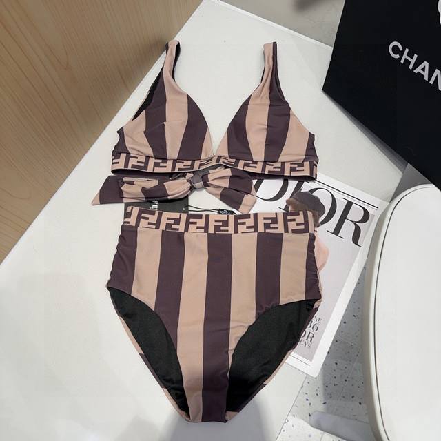 Fendi swimsuit, the upper body is slim and beautiful! Wearing it is very fashio