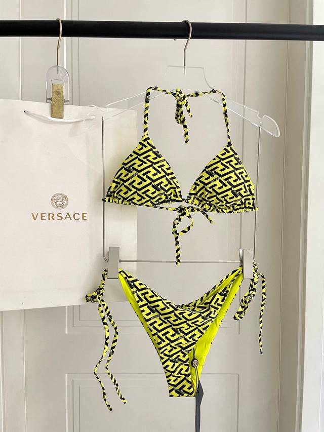 Versace bikini is simple and elegant, suitable for a variety of scenes.