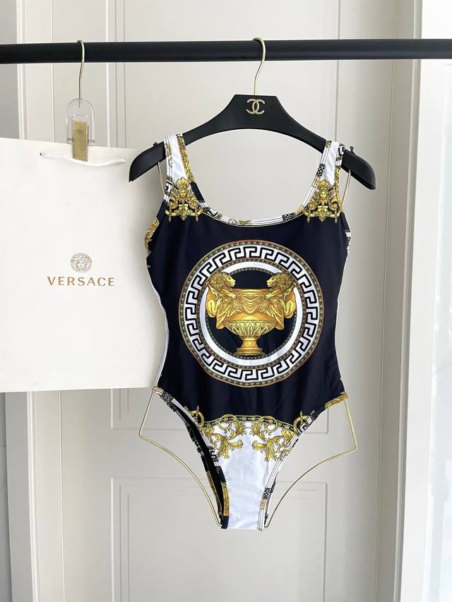 Versace's new one-piece swimsuit is suitable for a variety of scenarios