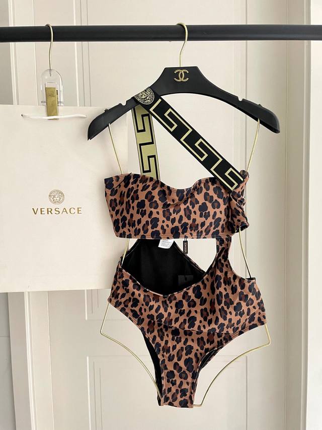 Versace one-piece swimsuit is suitable for a variety of scenarios