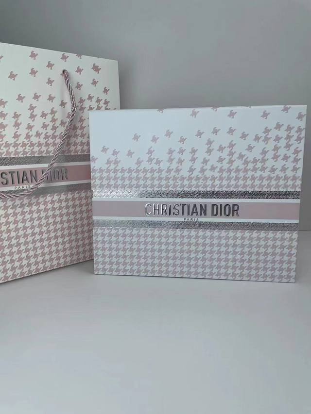 High-end quality Can be matched with gift bag + Chinese Dior Flower Moisturizin