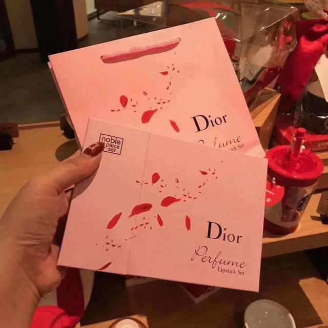 Counter quality with girly pink counter handbag! Dior four-piece Christmas gift