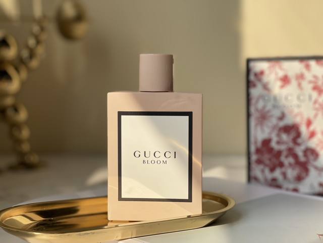 Counter quality Gucci Bloom perfume with green leaves and white flowers, pulls