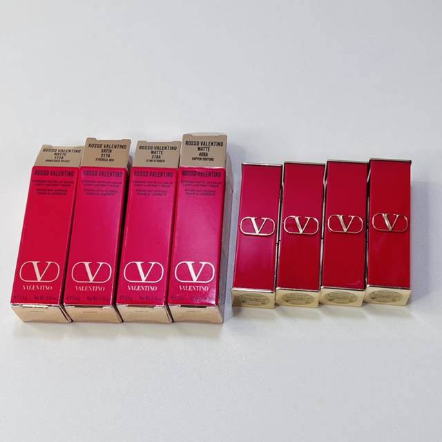 High-end quality Valentino big V lipstick! Color numbers: 77A, 142A, 217A, 219A