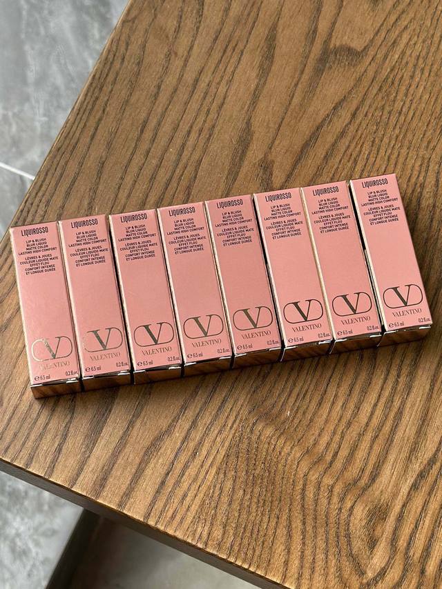 High-end quality Valentino lip glaze! Color numbers: 151-220-111-77-113-148- -1