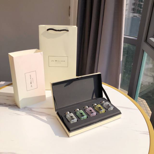 Counter quality Jo Malone perfume sample set of five! It is very convenient to p