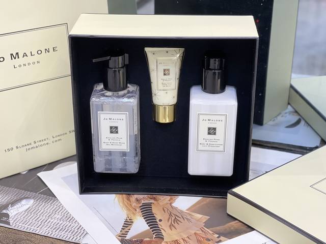 Counter quality New Jo Malone full body fragrance three-piece set! Contains: Br