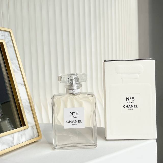 counter quality Chanel No 5 L'eau, launched in 2016, fragrance: aldehyde floral