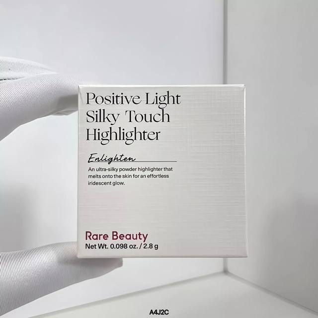 High-end quality Selena silk highlight powder 2.8G! Color number: Enlighten. Ra