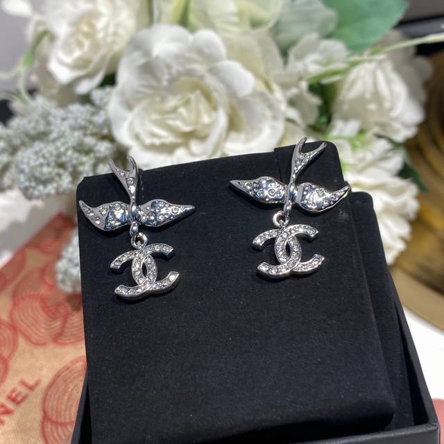 Xiang Fei Niao's full diamond double C letter earrings are a must-have design i