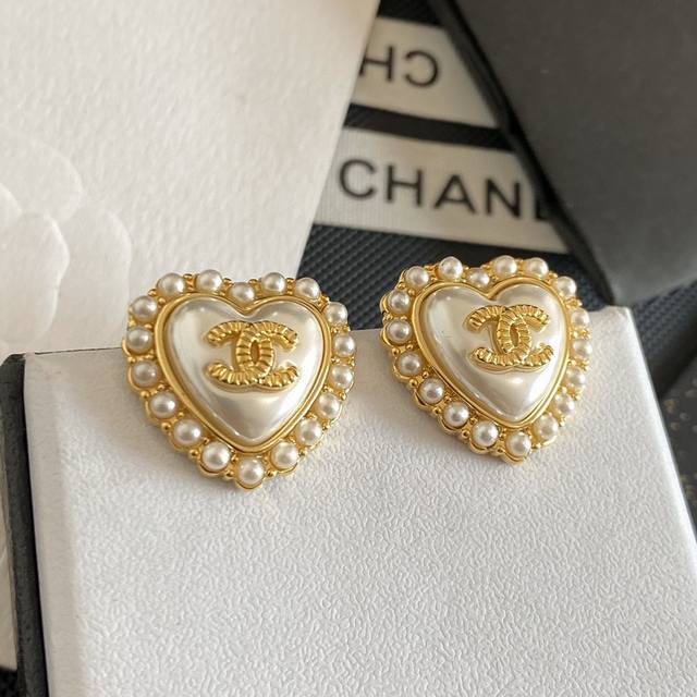 Chanel Chanel inlaid pearl letter heart earrings, the highest version on the mar
