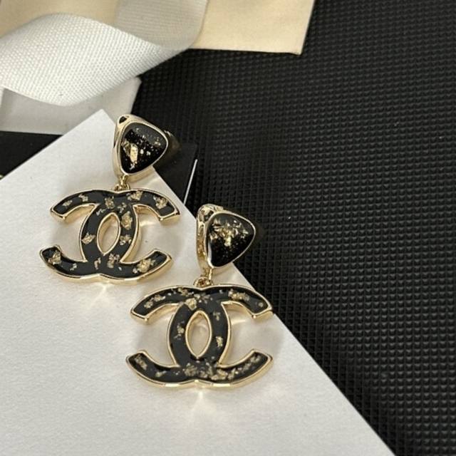 Chanel gold foil letter earrings are hot-selling new counters. Zpchanl black go