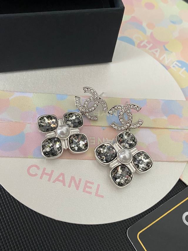 Chanel I really like Chanel's crystal camellia full diamond letter earrings. The
