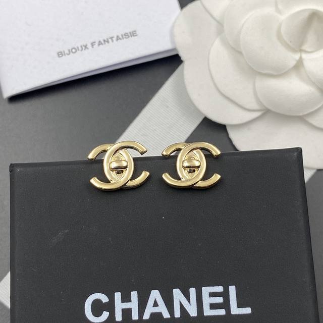 Small fragrance carved letter button earrings A very classic series The real ou