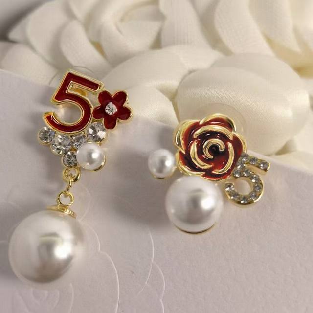 Chanel I really like Chanel's No. 5 letter camellia full of diamond pearl earrin