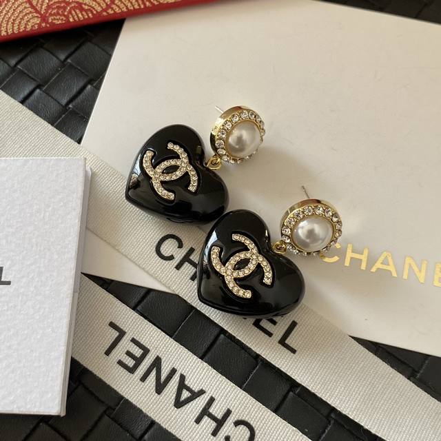 Chanel I really like this design of Chanel's agate crystal heart crystal diamond