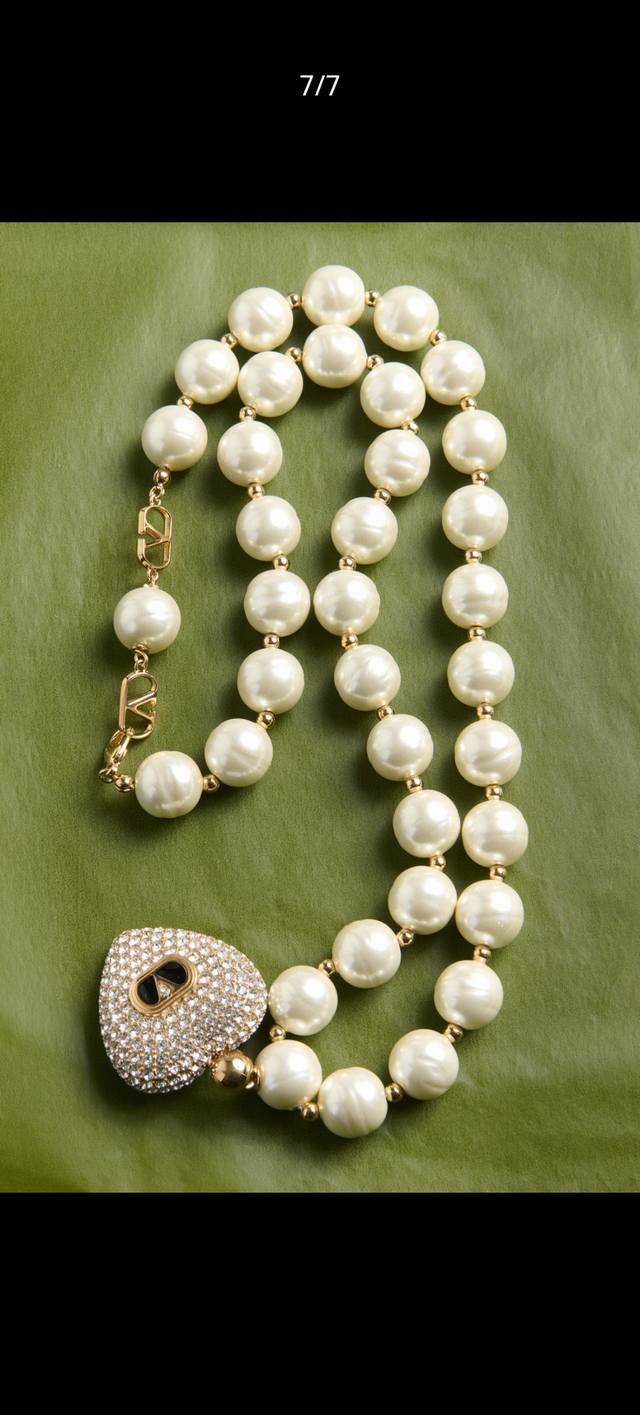 Valentino heart-shaped full diamond pearl necklace with oval Vlogo Signature ena
