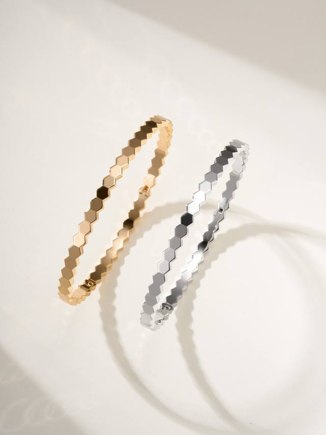 Chaumet honeycomb diamond-free bracelet, size 17The sweet and cool Bee My Love