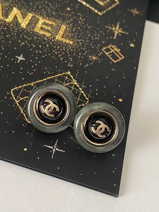 Chanel Chanel three-dimensional ring crystal sugar letter earrings are hot-selli