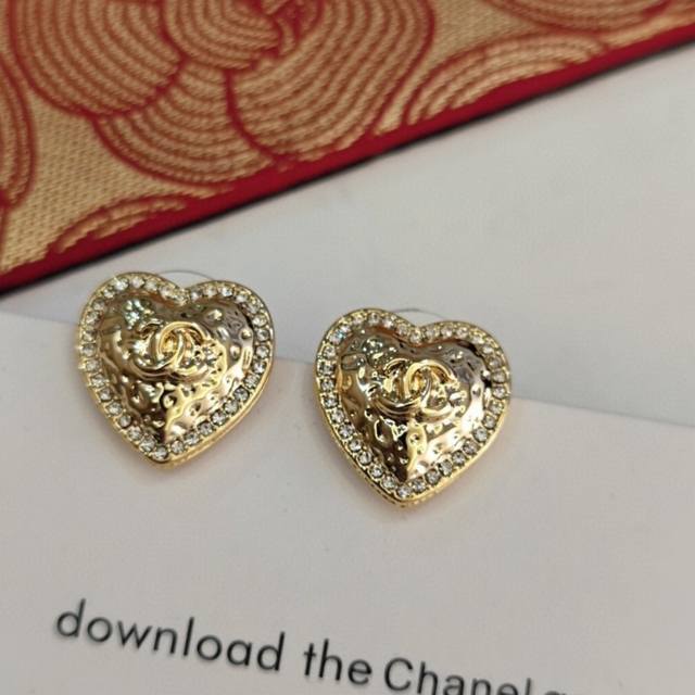 Chanel I really like this design. The same earrings as Zhang Junning. Chanel's h