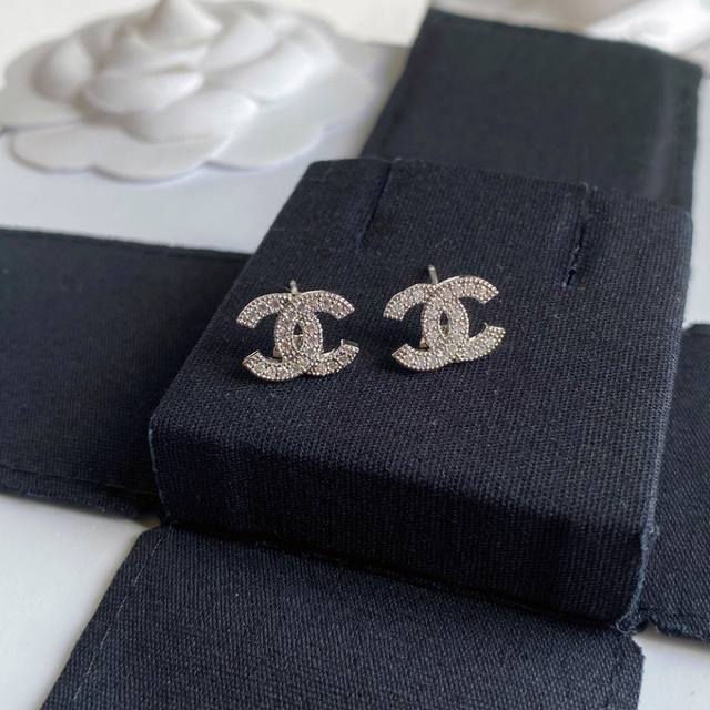 Chanel Chanel's latest mini logo letter earrings 925 sterling silver needle hot-