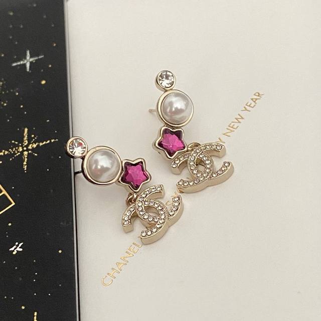 Chanel earrings are hot-selling and the new Chan 25P asymmetrical pink diamond