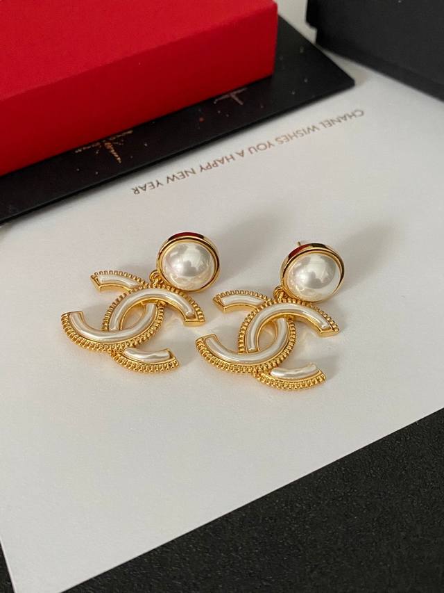 Chanel earrings are hot-selling and new Chan 25 carved gold double C pearl earr