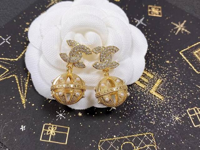 Chanel Chanel pearl braided mesh earrings. The braided ball earrings that have b