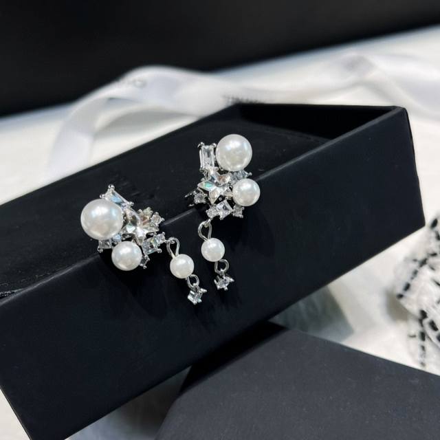Chanel Swarovski five-pointed star crystal diamond tassel pearl earrings are a h
