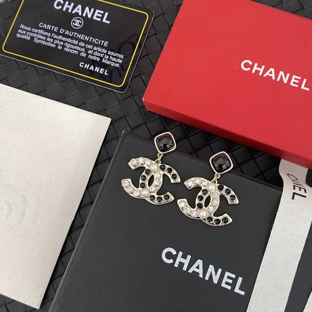 Chanel25 Double C earrings Classic double C earrings that must be bought every i
