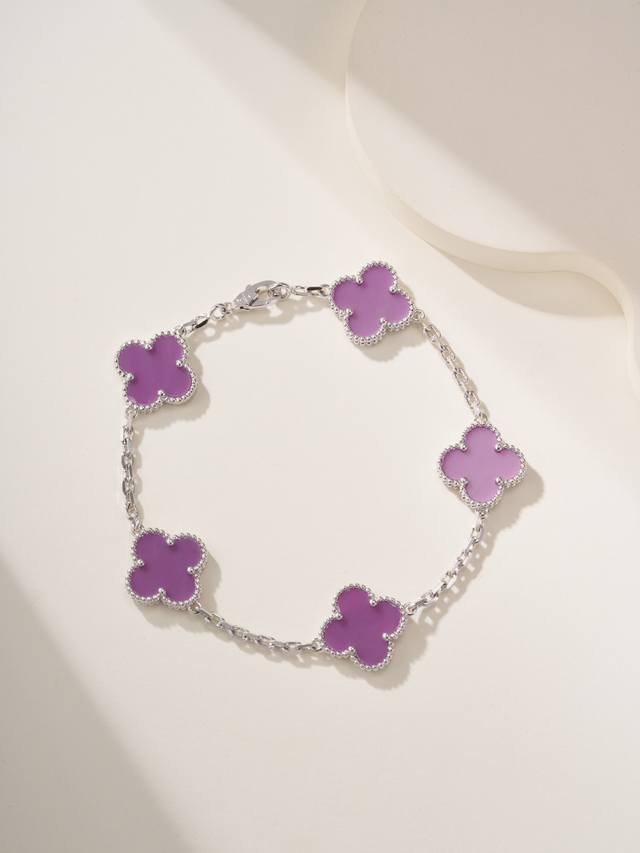 The violet five-flower bracelet is a timeless classic in the fashion industry.