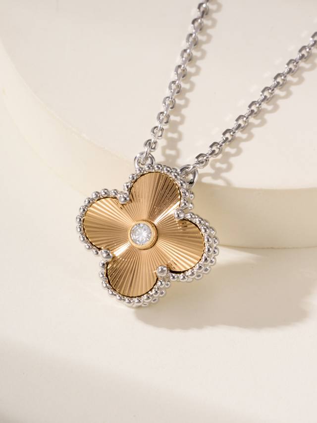 Classic four-leaf clover single flower diamond necklace: Rose gold flower piece