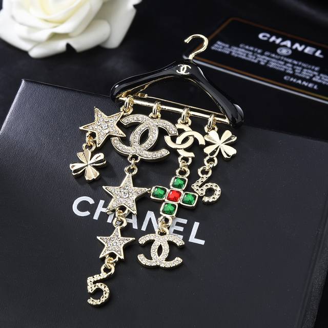 Chanel Chanel's new hanger brooch is very finely crafted in every detail. This d