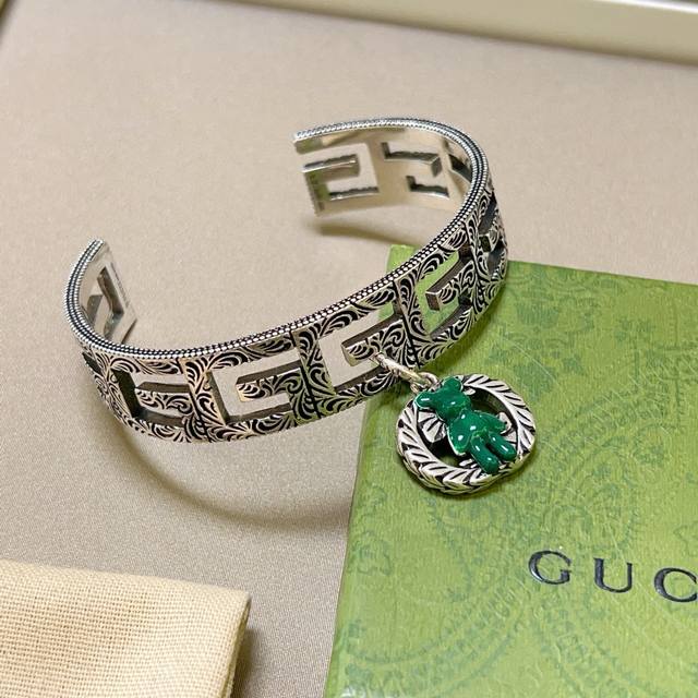 Gucci bracelets are unique and full of charm. The latest bracelets are of highe